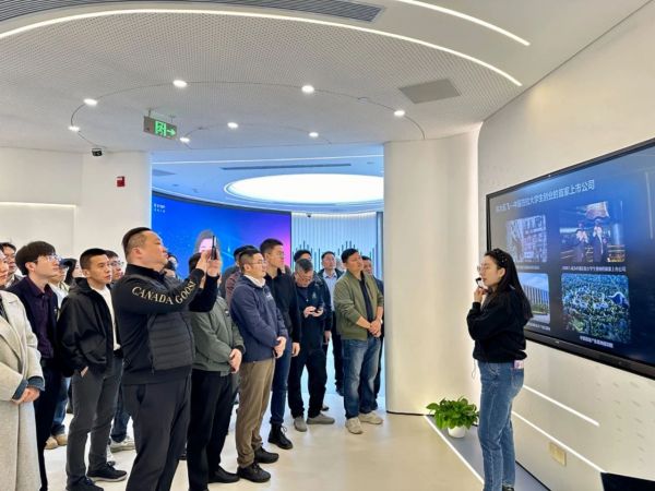 图：参观科大讯飞北京人工智能体验馆